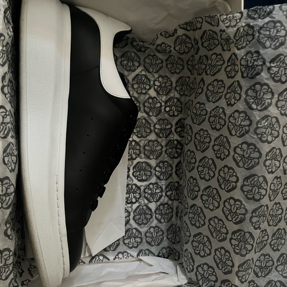 Alexander McQueen oversized shoe sz 45E (12 US) only worn once - Picture 2 of 6